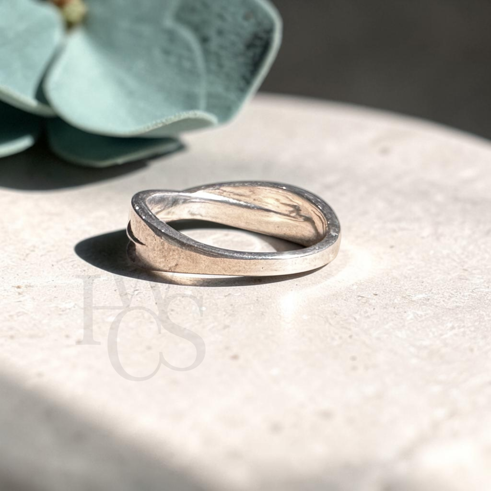 🏷️ EOL – Cross Over Channel Ring – Solid Silver