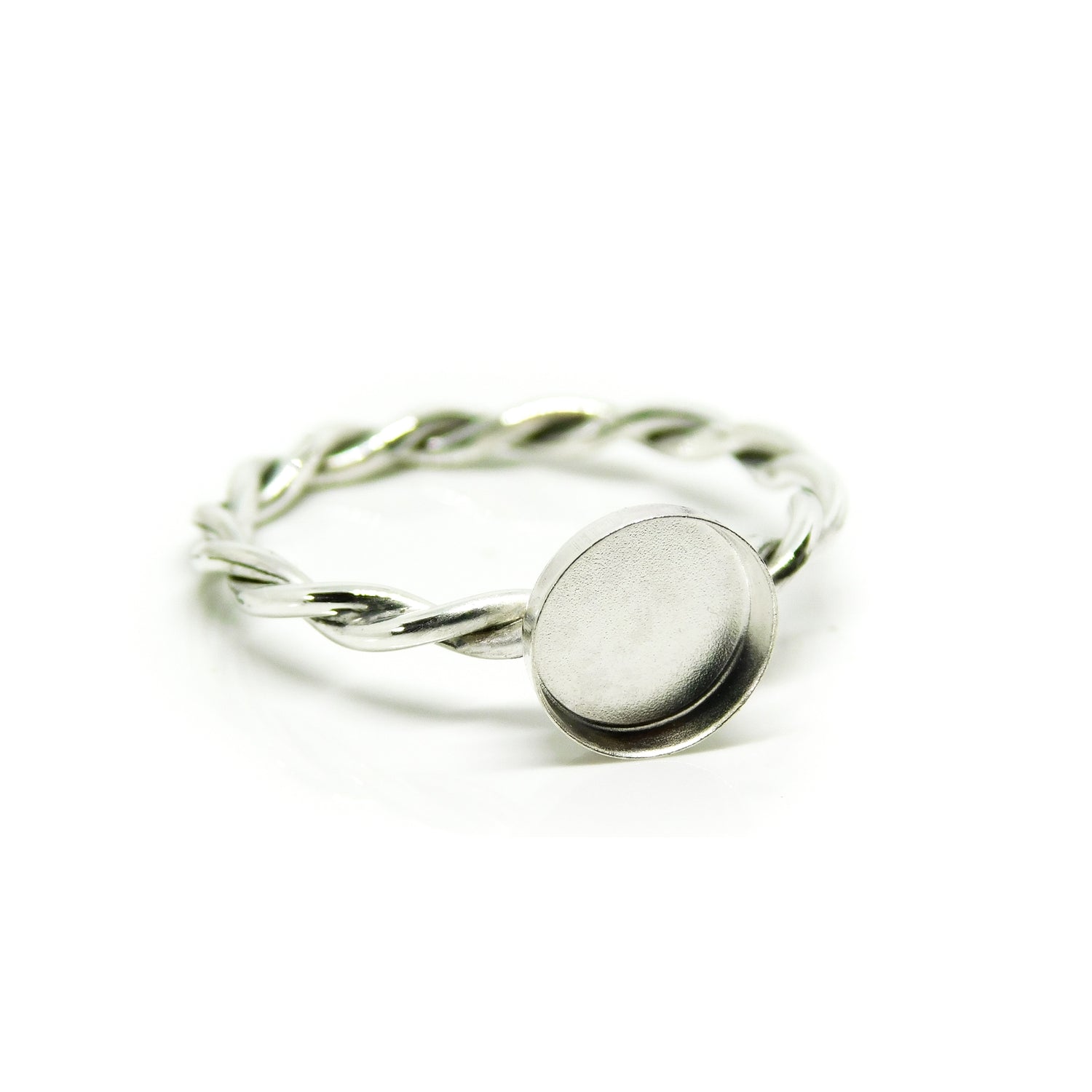 * Twisted Band Ring with Smooth 8x10mm Landscape Oval Bezel