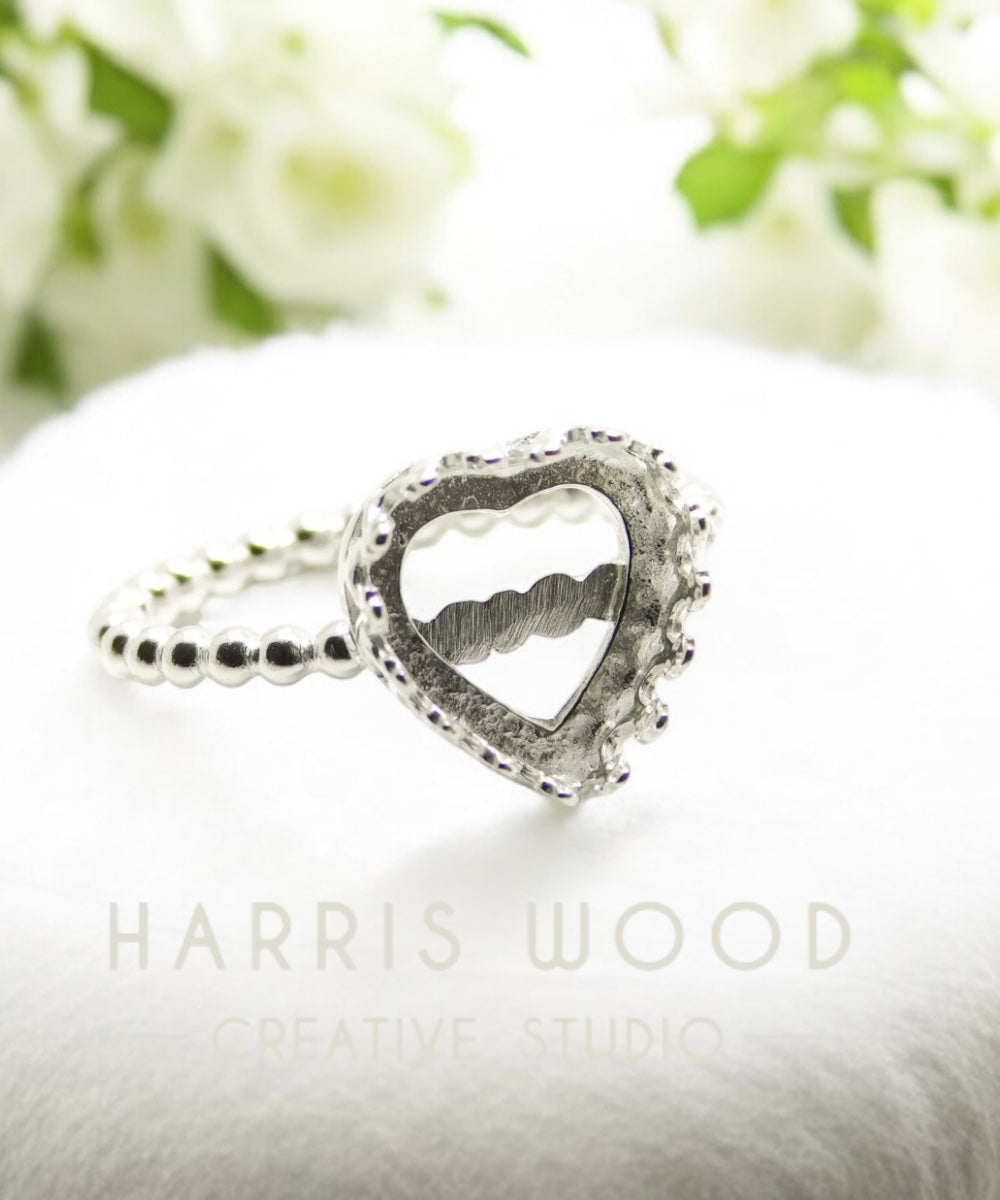 * BUBBLE BAND RING with 10mm Heritage Heart Open Bezel