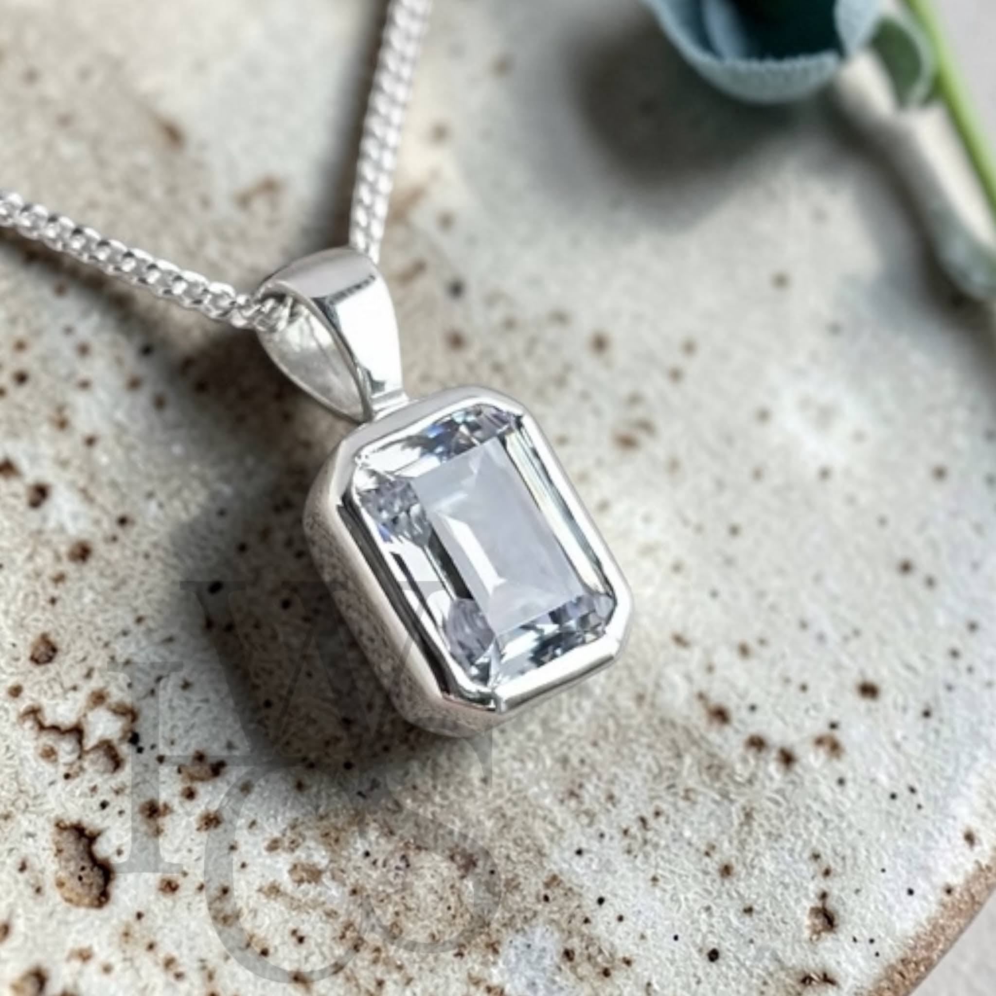 ❤️ Secret Emerald Crystal Pendant