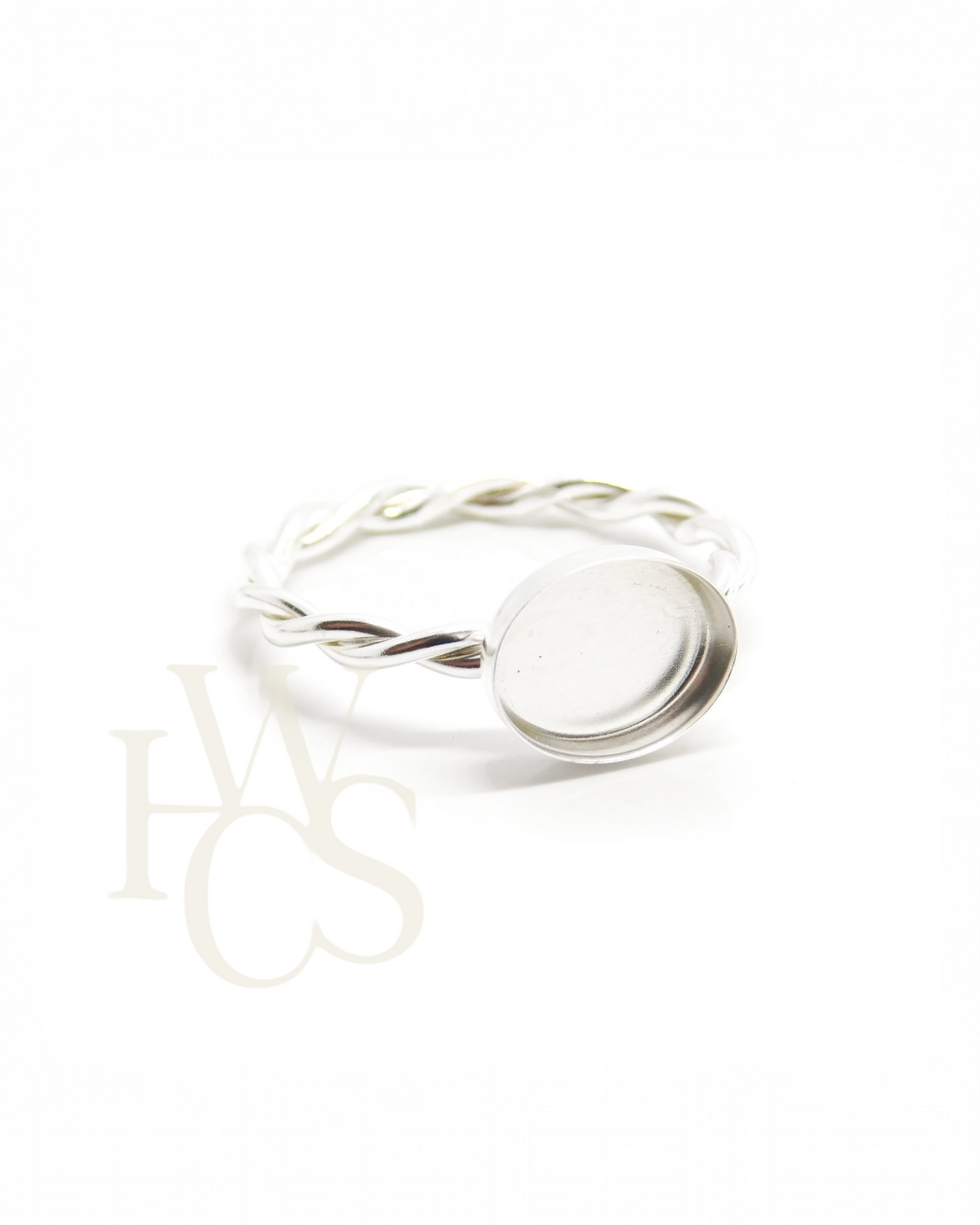🏷️ EOL – Twisted Band Ring with Smooth 8x10mm Landscape Oval Bezel – Solid 925 Silver