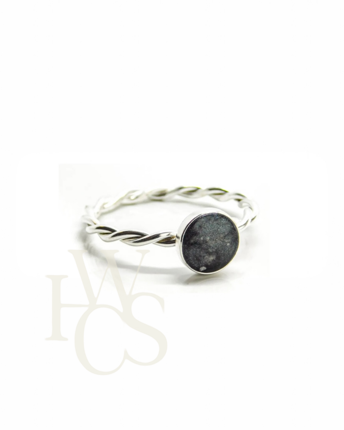 🏷️ EOL – Twisted Band Ring with Smooth 8mm Round Bezel – Solid 925 Silver