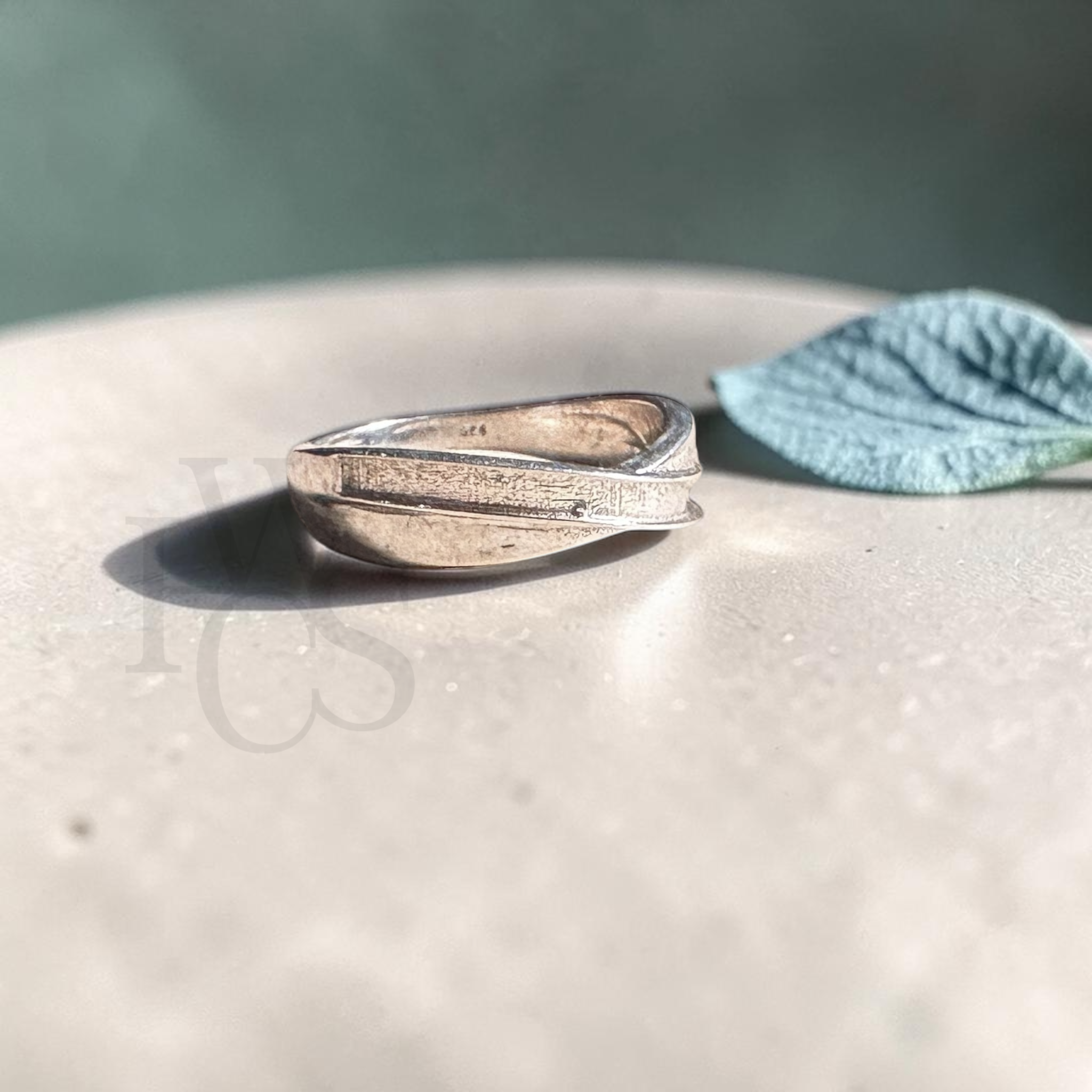 🏷️ EOL – Cross Over Channel Ring – Solid Silver