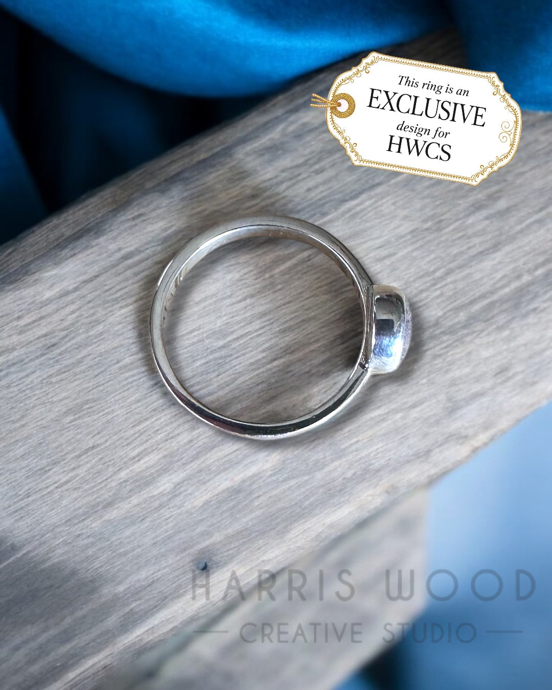 Exclusive Oval Bezel on classic style band