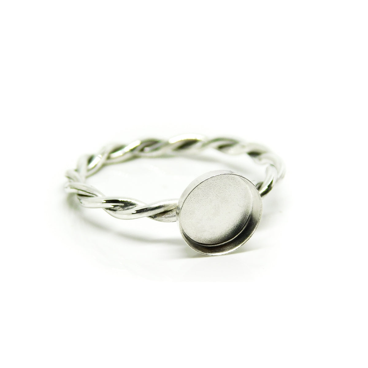 🏷️ EOL – Twisted Band Ring with Smooth 8mm Round Bezel – Solid 925 Silver