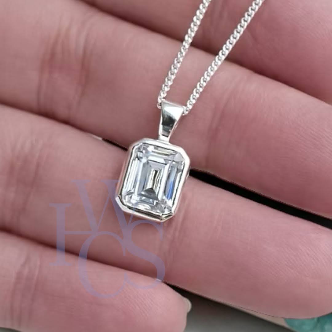 ❤️ Secret Emerald Crystal Pendant