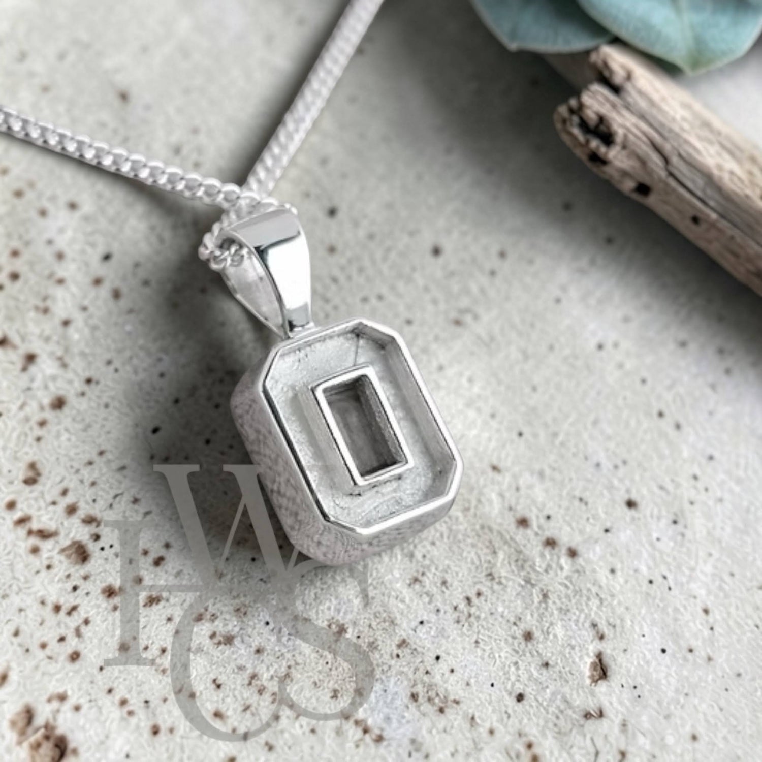 ❤️ Secret Emerald Crystal Pendant