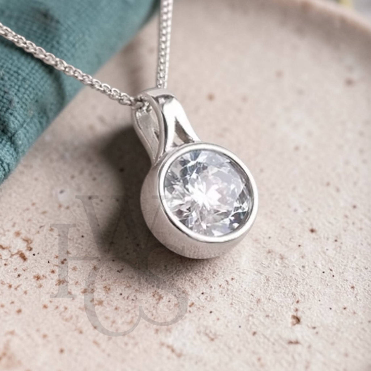 ❤️ Secret Round Crystal Pendant
